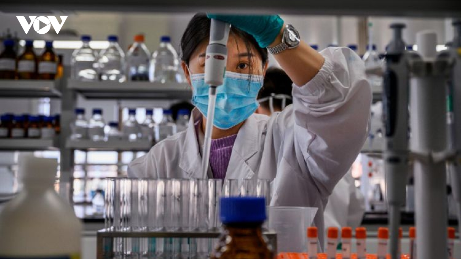 Trung Quốc tặng bổ sung 100.000 liều vaccine Sinovac cho quân đội Philippines