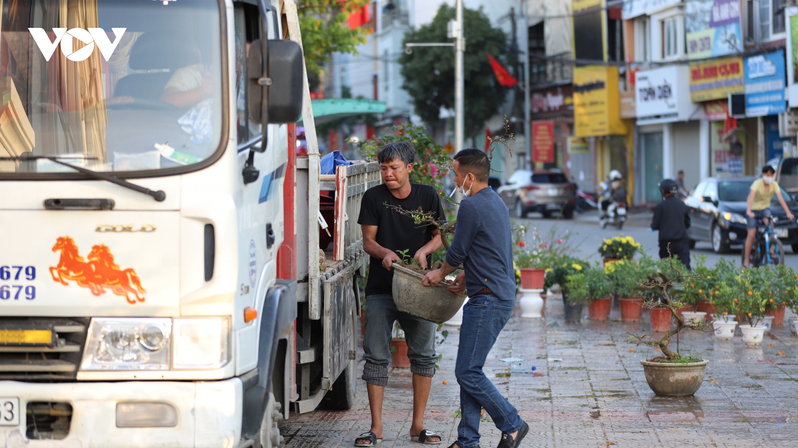 Thị trường hoa, cây cảnh ở Sơn La vẫn sôi động vào 30 Tết, song tiểu thương phải bán lỗ