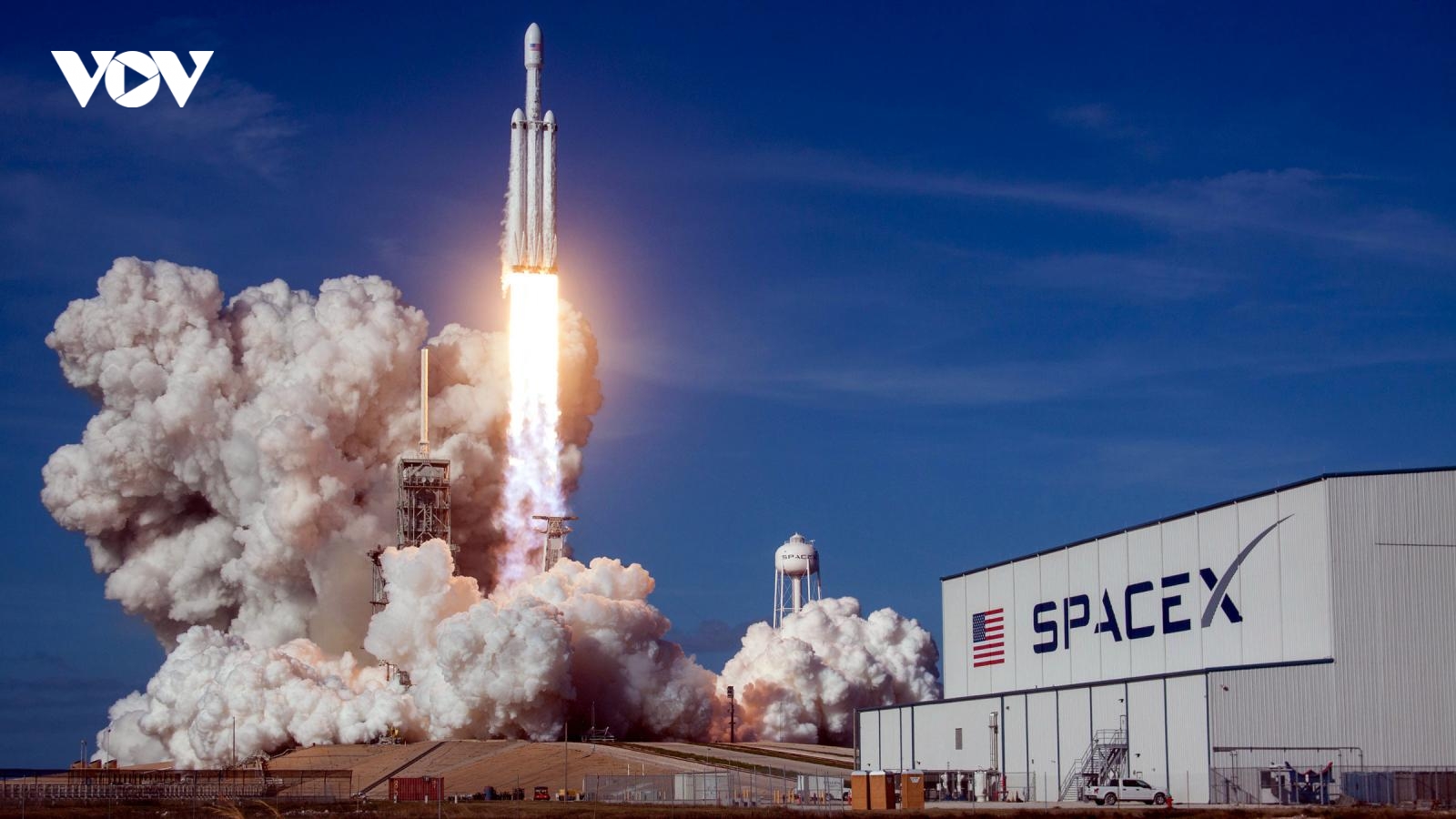 Tập đoàn SpaceX có kế hoạch đưa 4 khách du lịch lên vũ trụ vào cuối năm nay