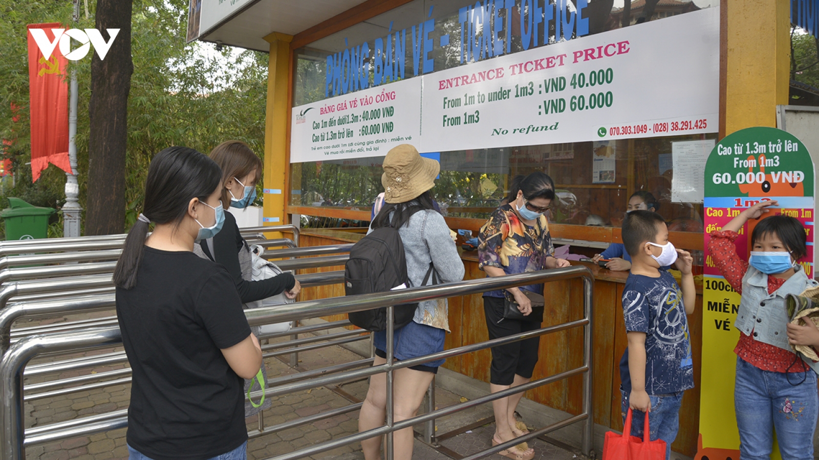 TP.HCM: Phụ huynh mang nước sát khuẩn, đeo khẩu trang khi cùng bé thăm sở thú