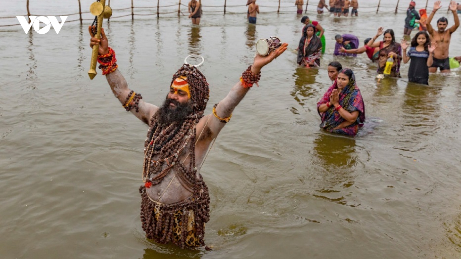 Bất chấp dịch bệnh Covid-19, hàng triệu tín đồ Ấn Độ giáo vẫn tham gia Lễ Magh Mela