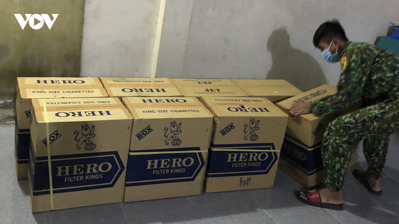 Đối tượng vận chuyển thuốc lá lậu bỏ chạy khi bị truy bắt