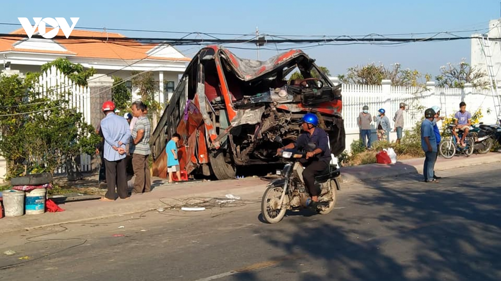Ô tô khách tông vào trụ điện làm 2 người thương vong ở Tiền Giang