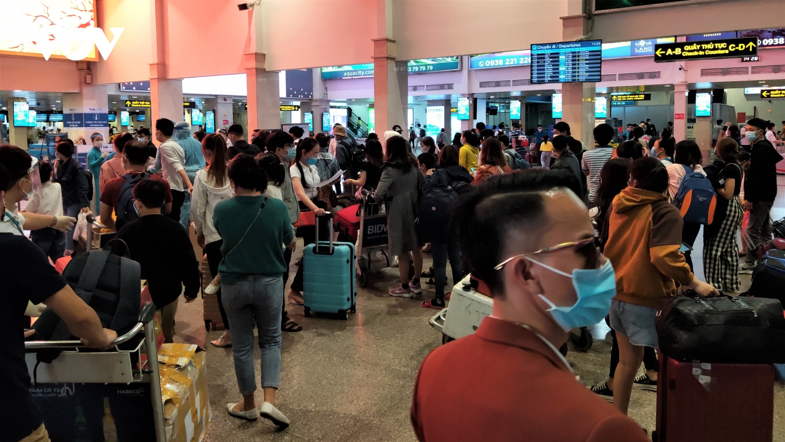 Sân bay ga tàu tại TPHCM tấp nập người "vượt dịch" về quê đón Tết