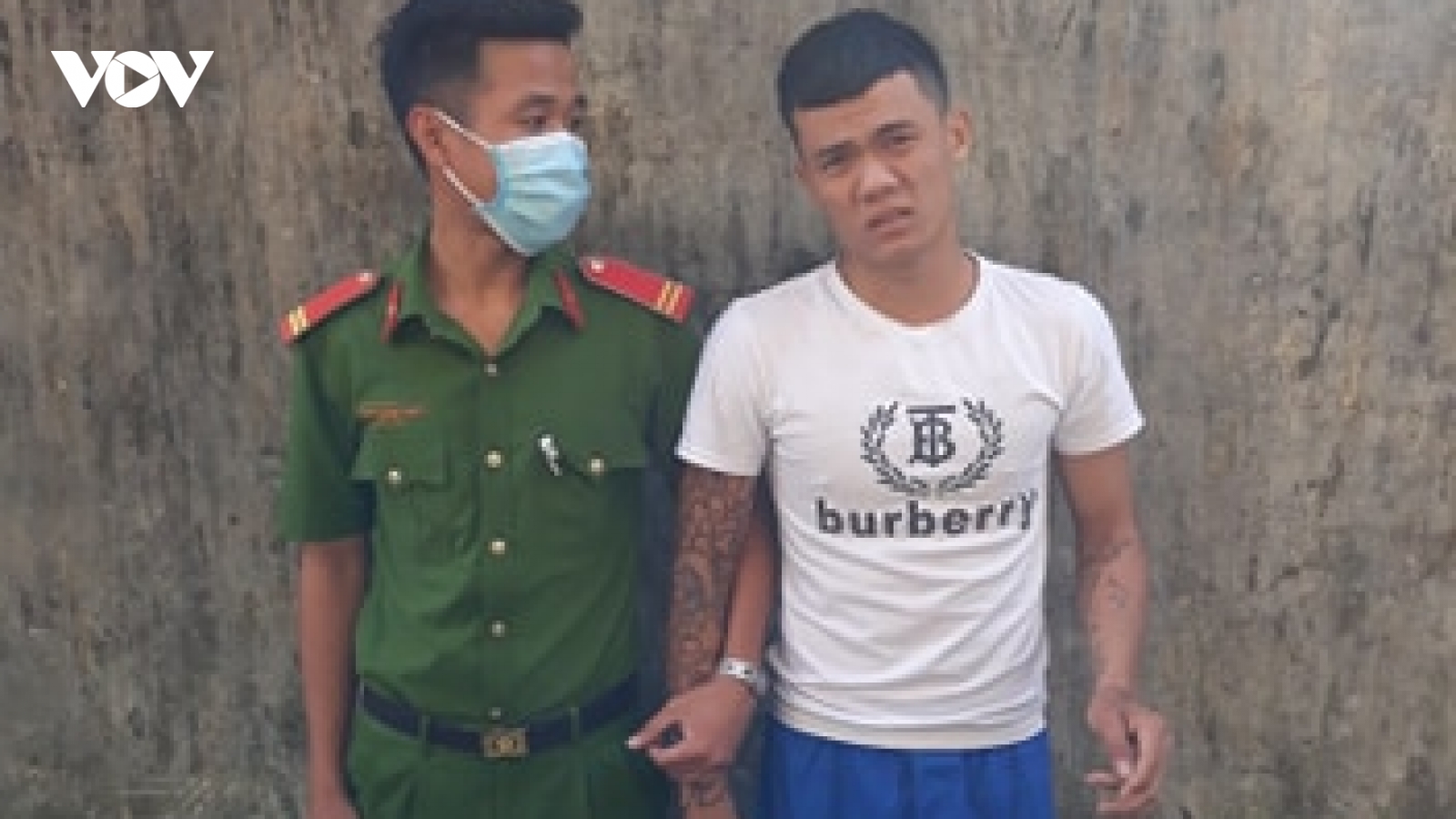 Thanh niên trộm vàng của dân bị bắt khi đang trốn dưới gầm giường