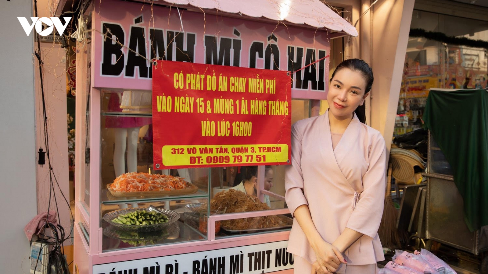 Trà Ngọc Hằng cùng con gái phát đồ chay miễn phí ngày Rằm tháng Giêng