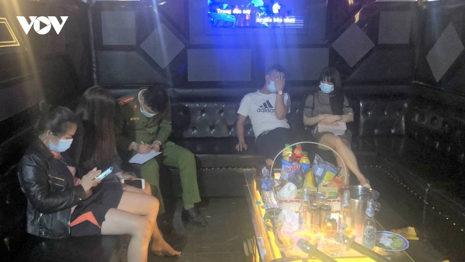 Quán karaoke phớt lờ lệnh cấm, mở cửa cho khách cùng "tay vịn" hát