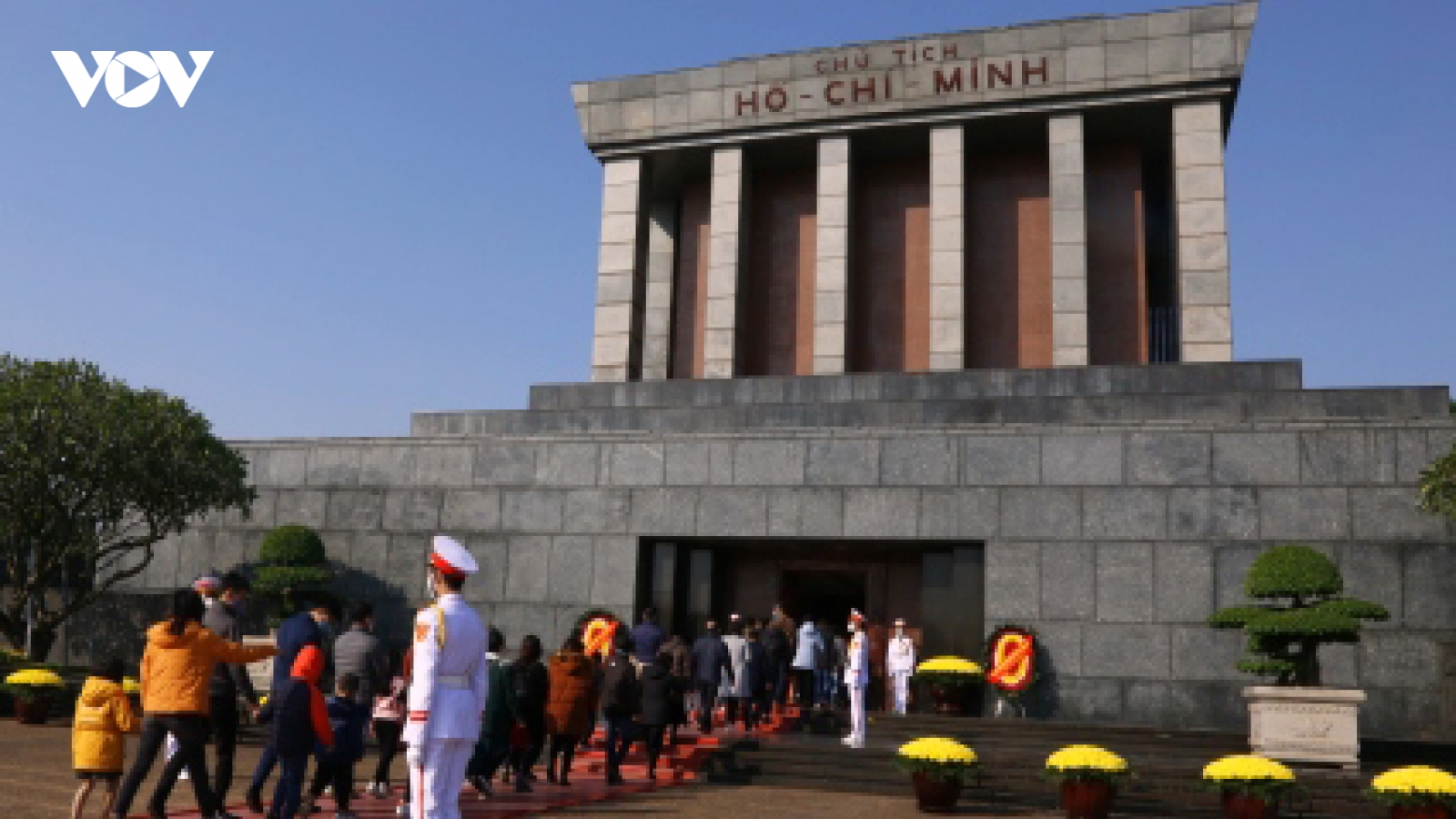 Lăng Chủ tịch Hồ Chí Minh đón nhân dân vào viếng ngày mùng 1 Tết