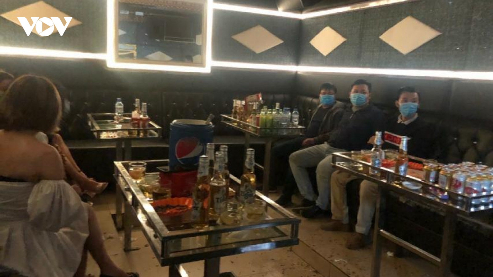 Phát hiện quán karaoke vẫn hoạt động bất chấp lệnh cấm