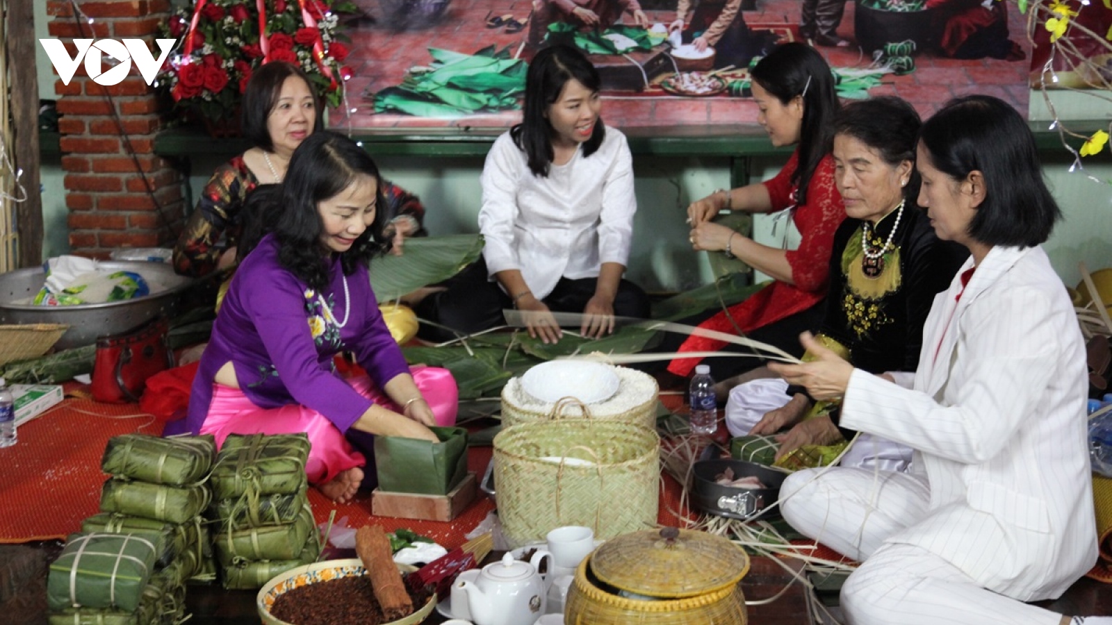 Ngày hội “Gói bánh chưng - gói trọn tình quê hương” của bà con người Việt tại Lào