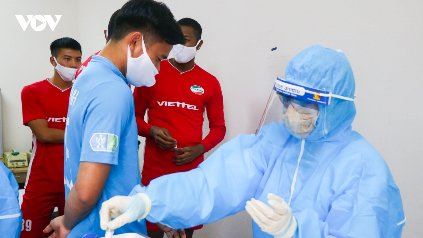 Ban huấn luyện và các cầu thủ Viettel âm tính với virus SARS-CoV-2