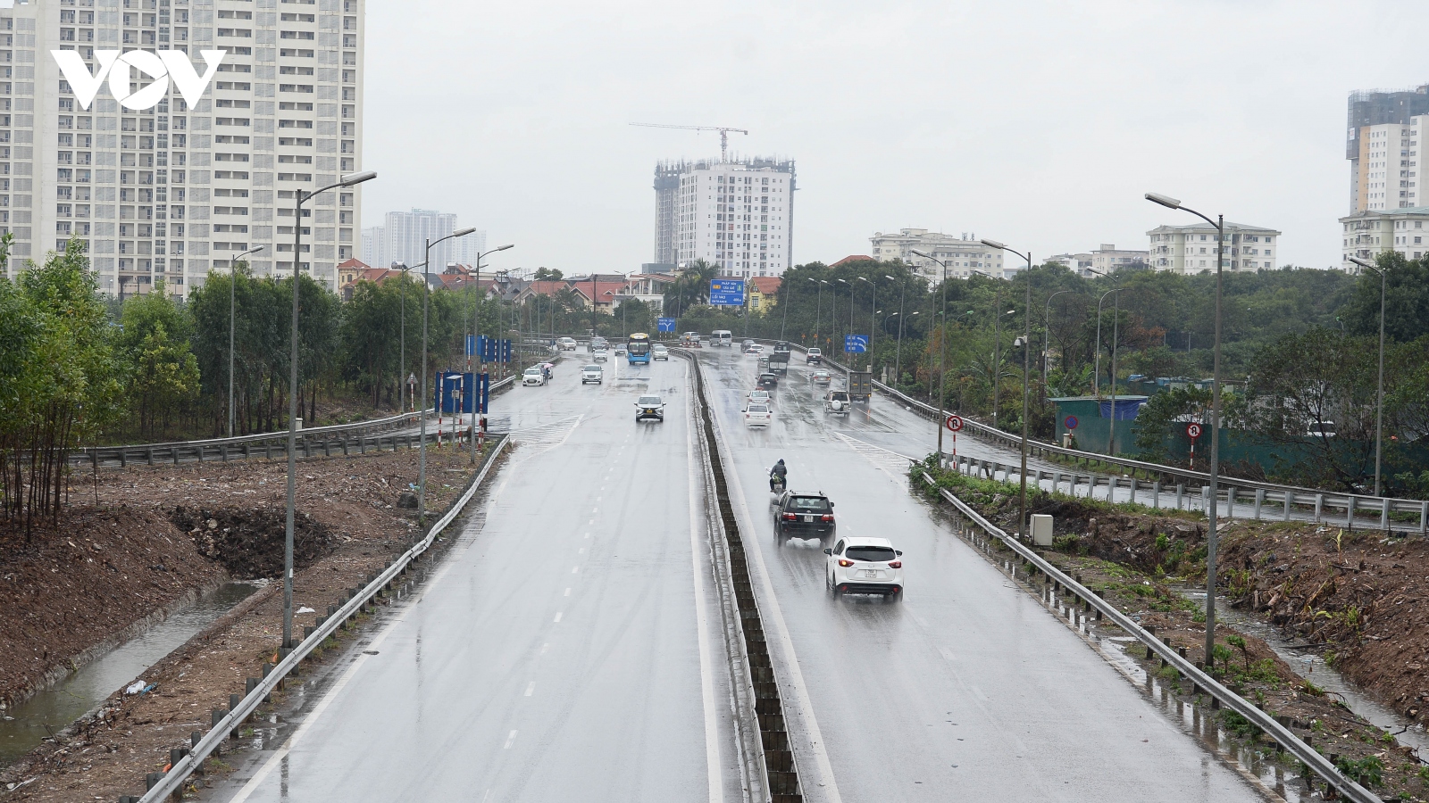 Bến xe, ga tàu, phố phường Thủ đô vắng vẻ trong ngày làm việc cuối cùng