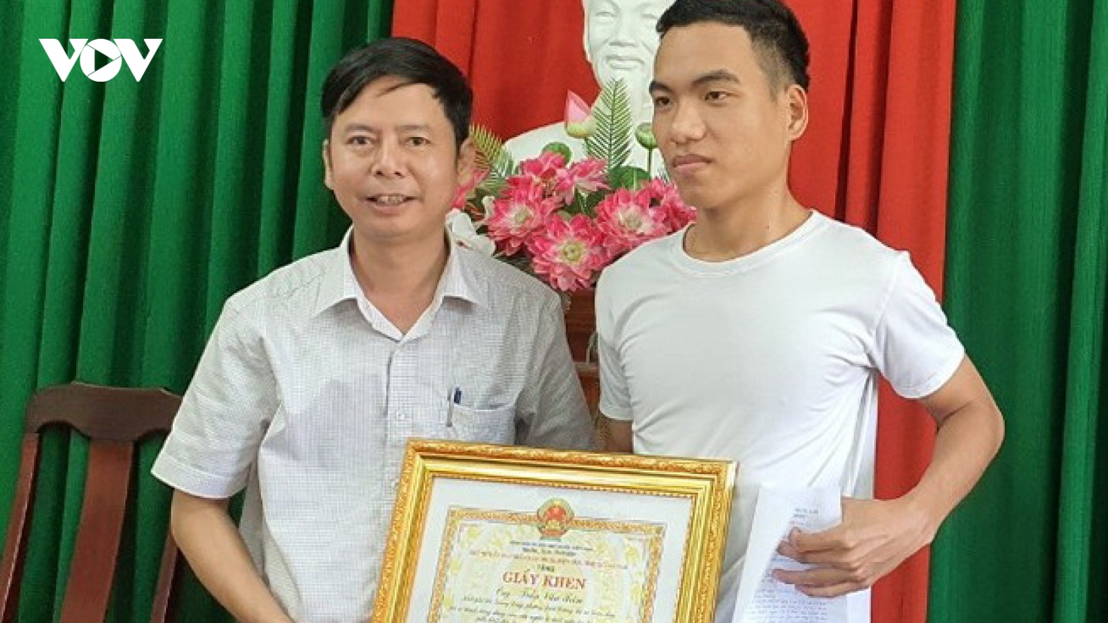 Khen thưởng thanh niên bơi ra biển cứu 3 em học sinh đuối nước ở Quảng Nam
