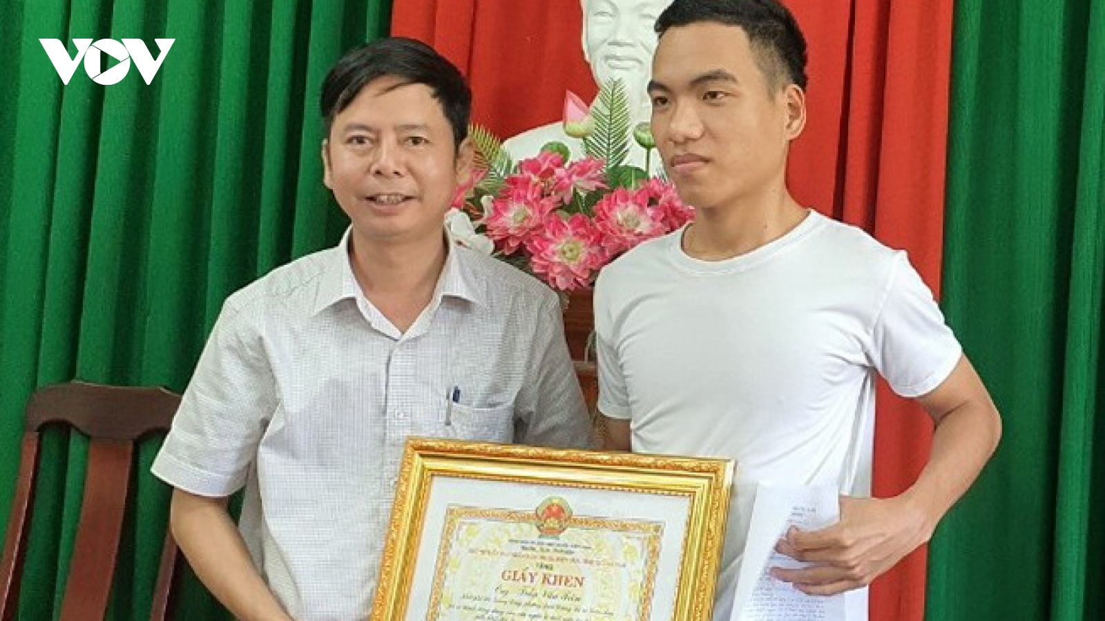 Khen thưởng thanh niên bơi ra biển cứu 3 em học sinh đuối nước ở Quảng Nam