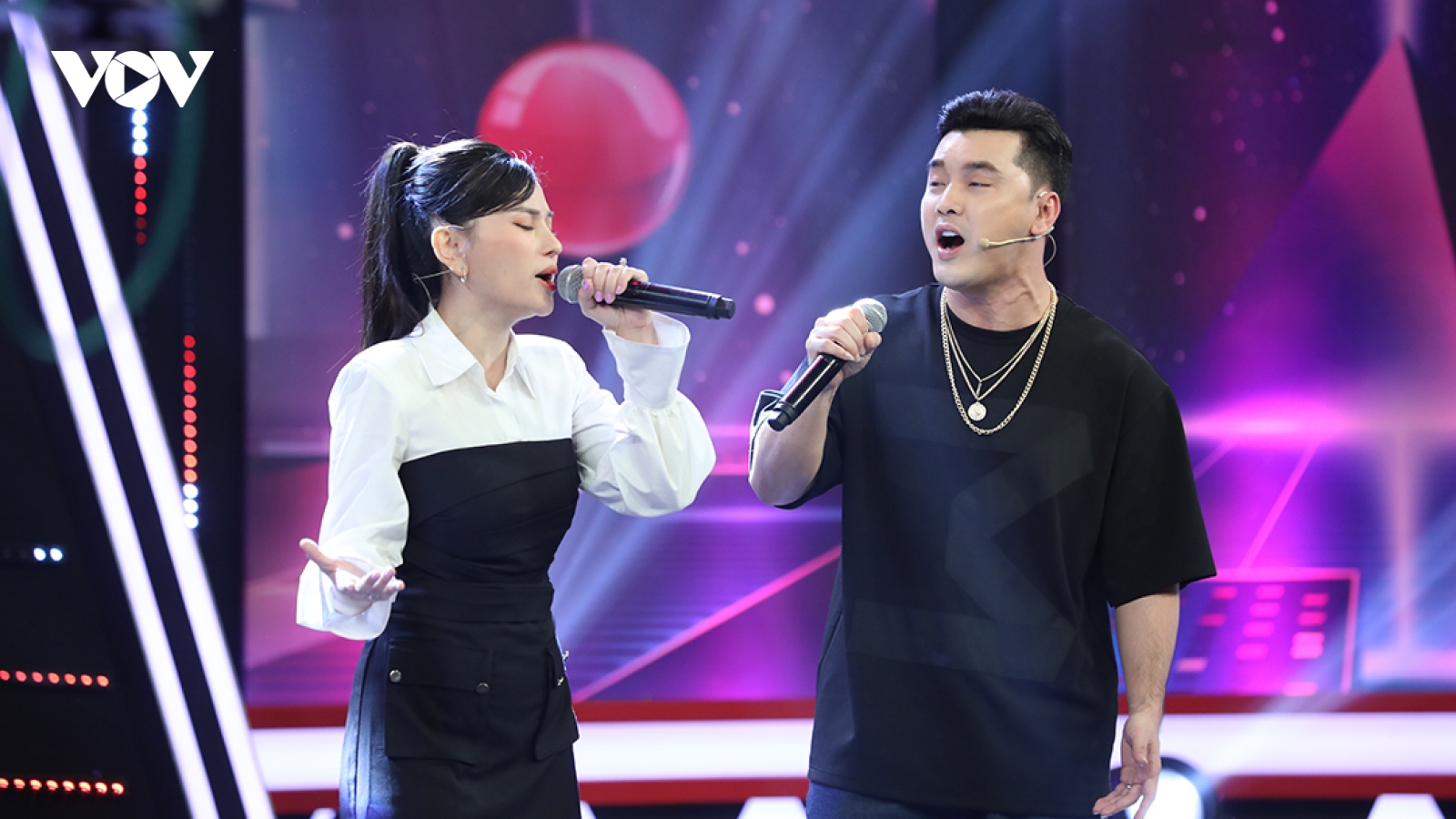 Ưng Hoàng Phúc - Thu Thủy tái hiện hit "Mỗi người một nơi" tại "Siêu bất ngờ"