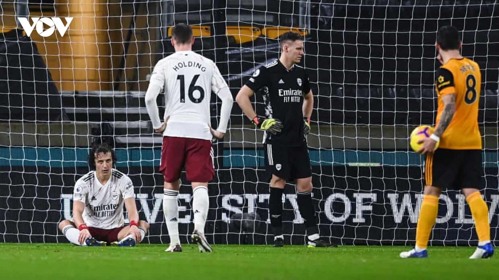 Nhận 2 thẻ đỏ, Arsenal thua ngược tủi hổ trước Wolves