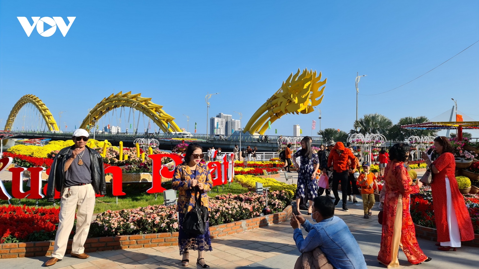 Thời tiết đẹp, người dân và du khách tại Đà Nẵng du xuân, lễ chùa