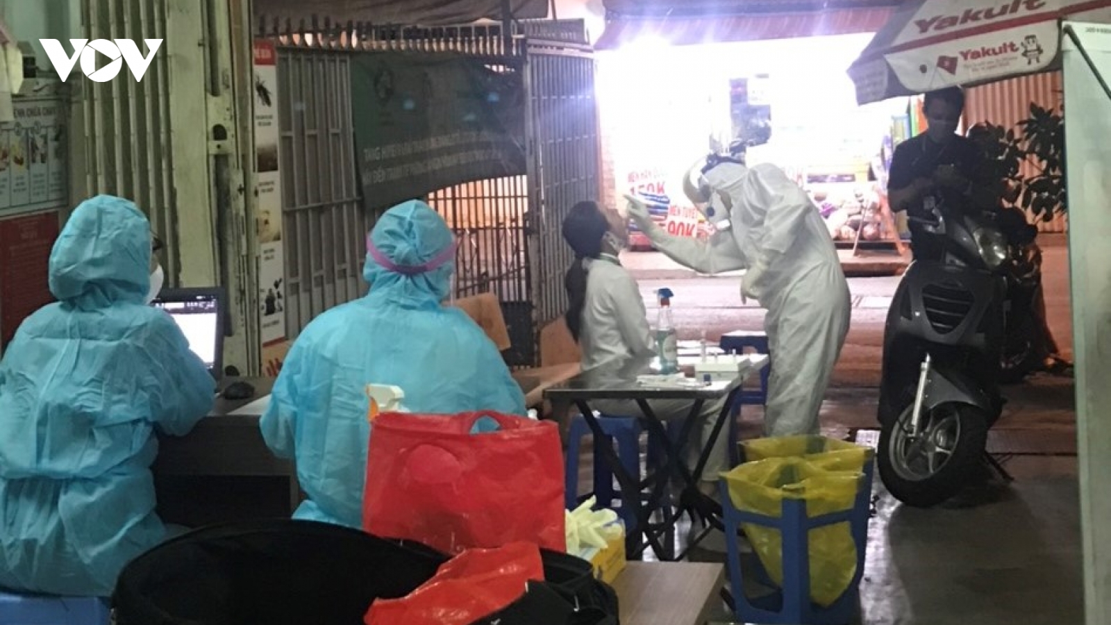 TPHCM lấy mẫu xét nghiệm lại cho các nhân viên sân bay Tân Sơn Nhất