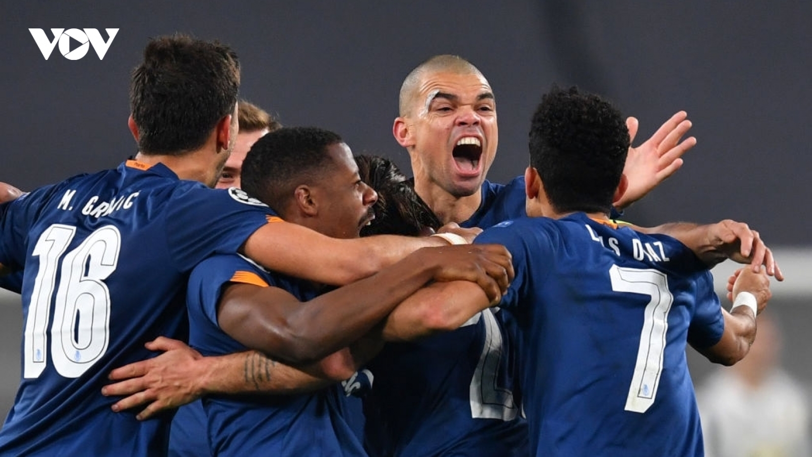 Porto loại Ronaldo và Juventus khỏi Champions League