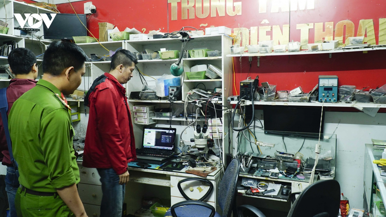 Cắt mái tôn, phá cửa cuốn, lấy trộm nhiều điện thoại trong cửa hàng