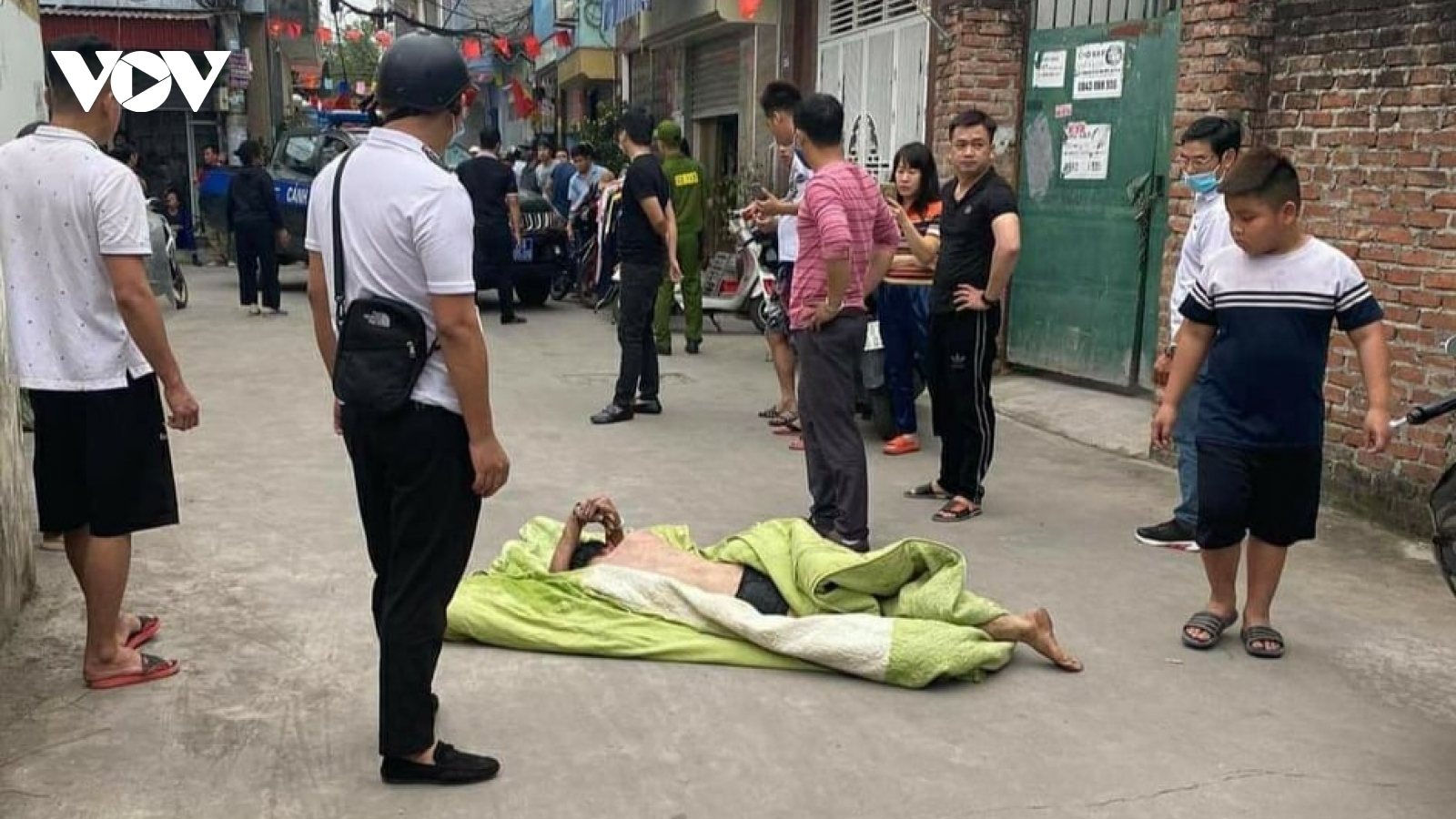 Khống chế đối tượng ngáo đá, cầm dao cố thủ trong nhà dân