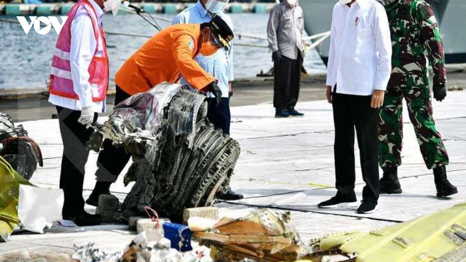Indonesia tìm thấy phần còn lại của hộp đen máy bay rơi xuống biển