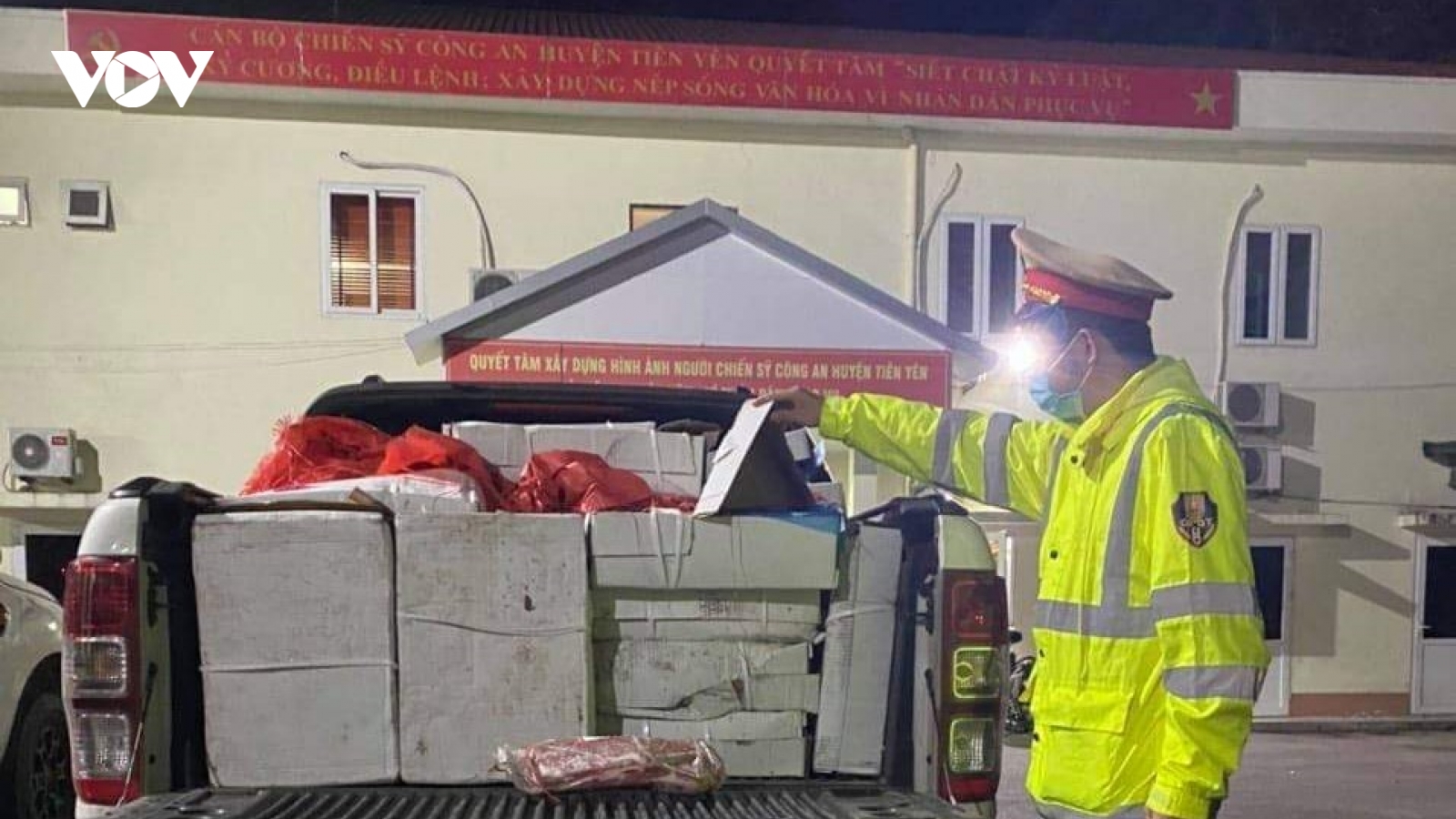 Quảng Ninh liên tiếp bắt giữ nhiều vụ vận chuyển thực phẩm không rõ nguồn gốc