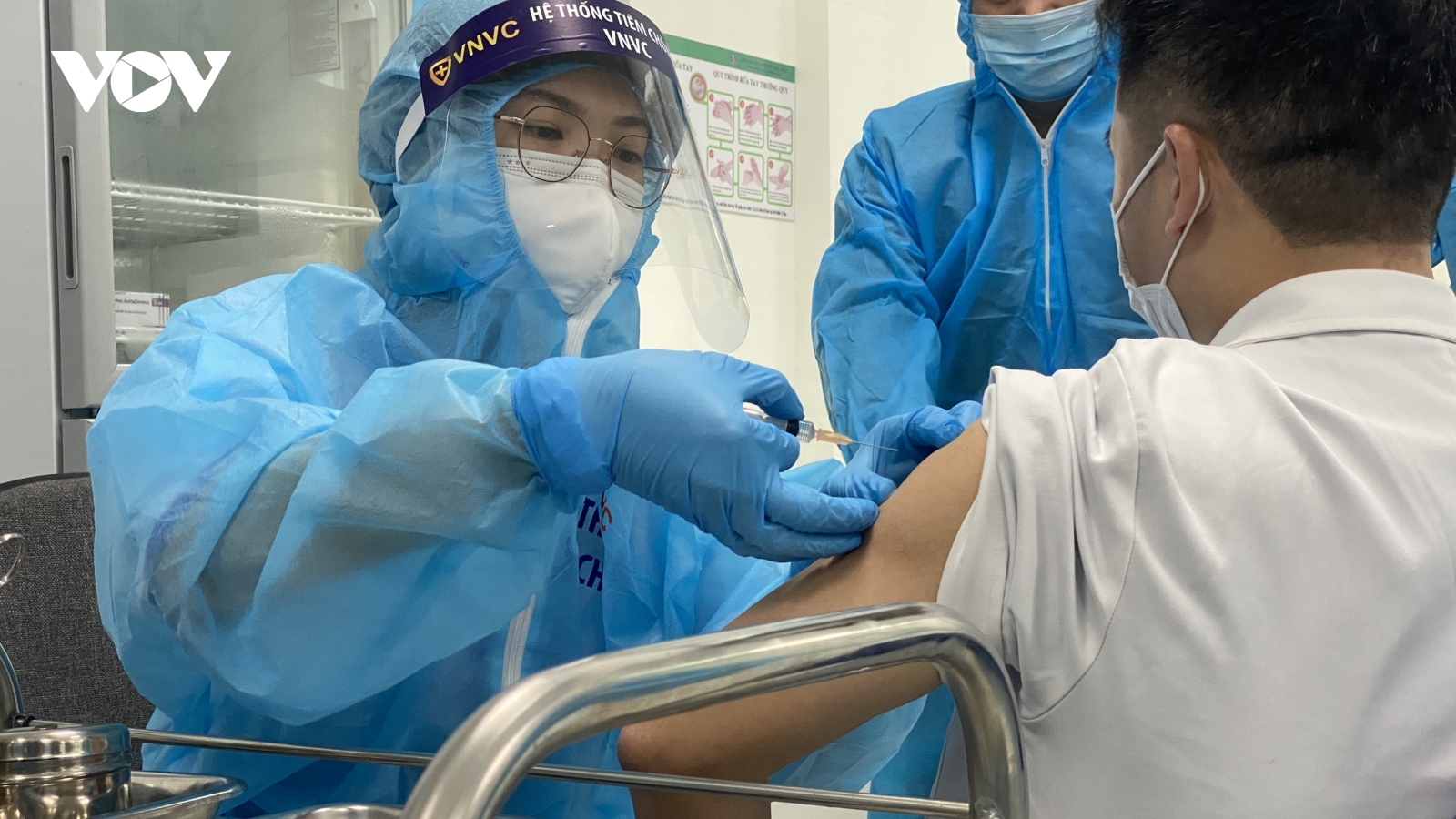 Mũi tiêm vaccine COVID-19 Astra Zeneca tại BV Bệnh Nhiệt đới Trung ương