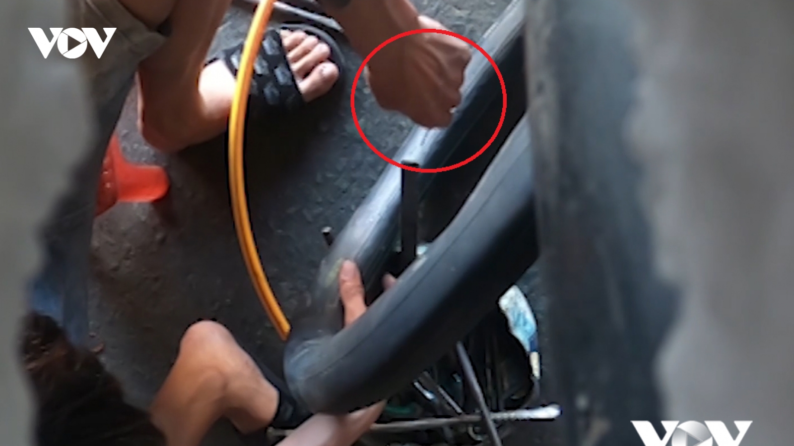Quốc lộ 1, đoạn qua Bình Chánh: Chiêu trò rải đinh, phá thêm xe của dân