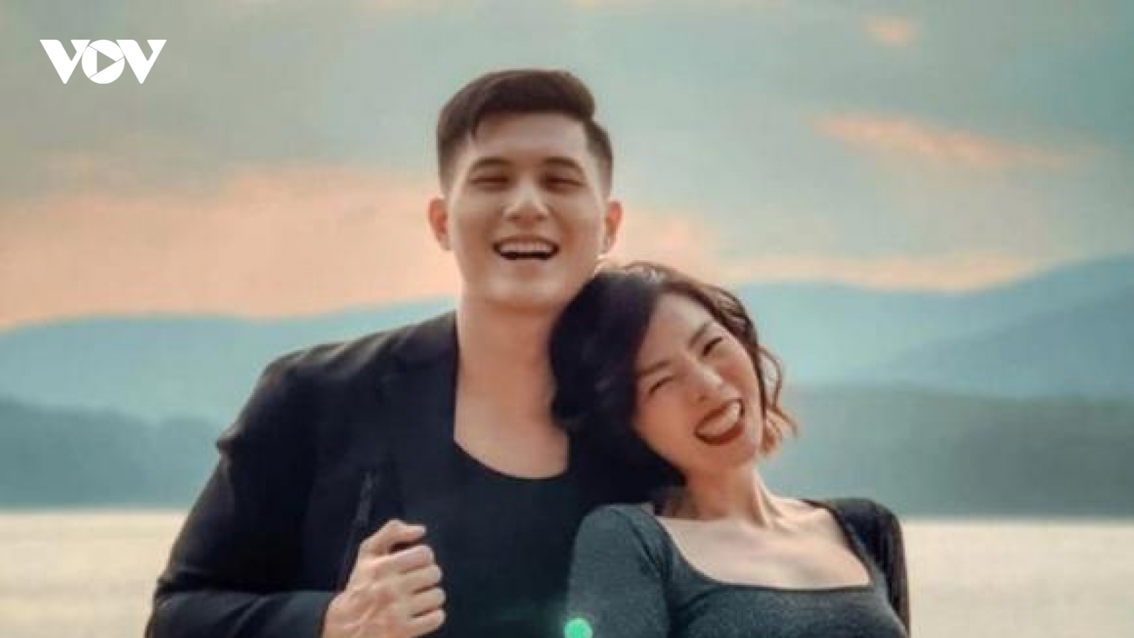 Chuyện showbiz: Lâm Bảo Châu khoe khung hình tình yêu bên bạn gái Lệ Quyên