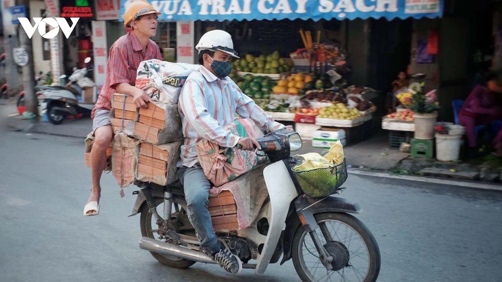 Nhan nhản xe chở hàng cồng kềnh trên đường phố Hà Nội