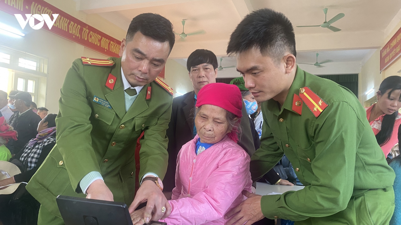 Công an Sơn La căng mình thực hiện thủ tục cấp căn cước công dân