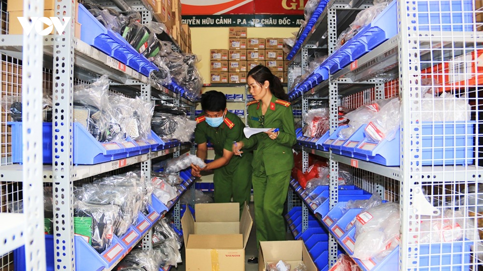Nóng 24h - Hai căn nhà đầy ắp hàng lậu của vợ cán bộ Bộ đội biên phòng