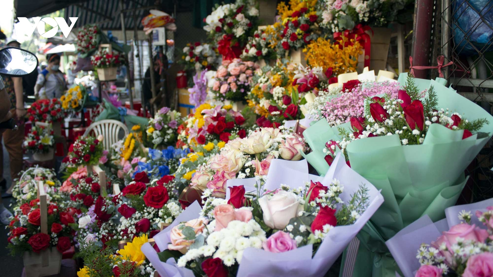 Giá tăng cao, nhiều loại hoa vẫn hút hàng ngày 8/3 