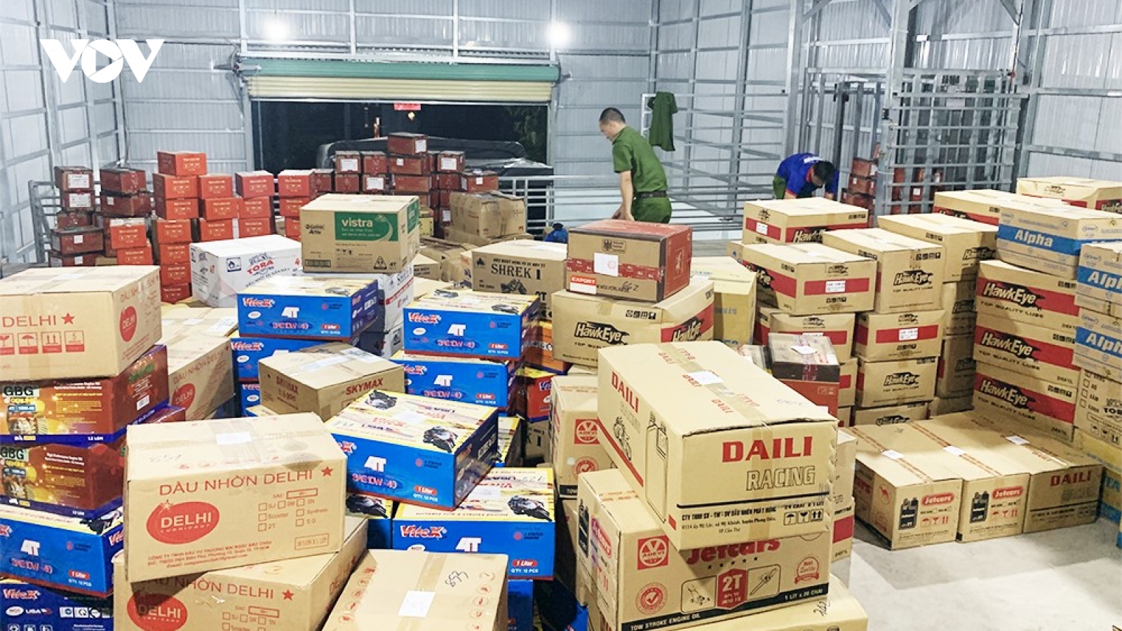 Phát hiện hai căn nhà đầy ắp hàng lậu của vợ chồng...cán bộ Bộ đội biên phòng