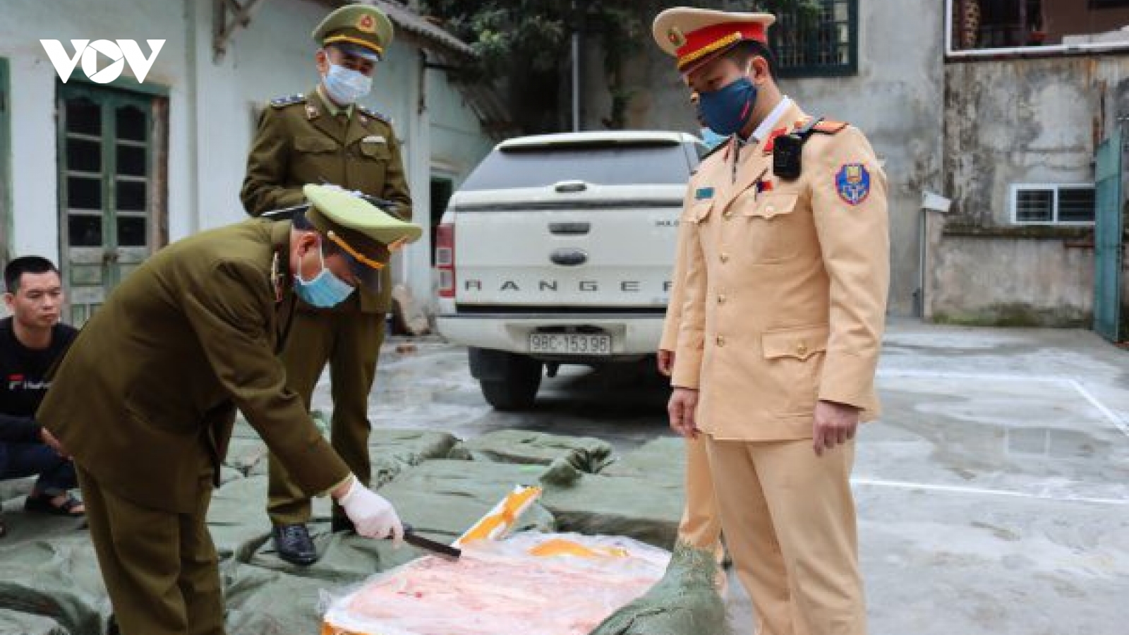 Liên tiếp phát hiện xe tải chở số lượng lớn nầm lợn bốc mùi hôi thối đi tiêu thụ