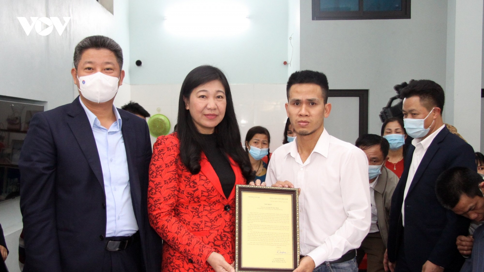 Trao Thư khen và Bằng khen của lãnh đạo TP Hà Nội cho anh Nguyễn Ngọc Mạnh