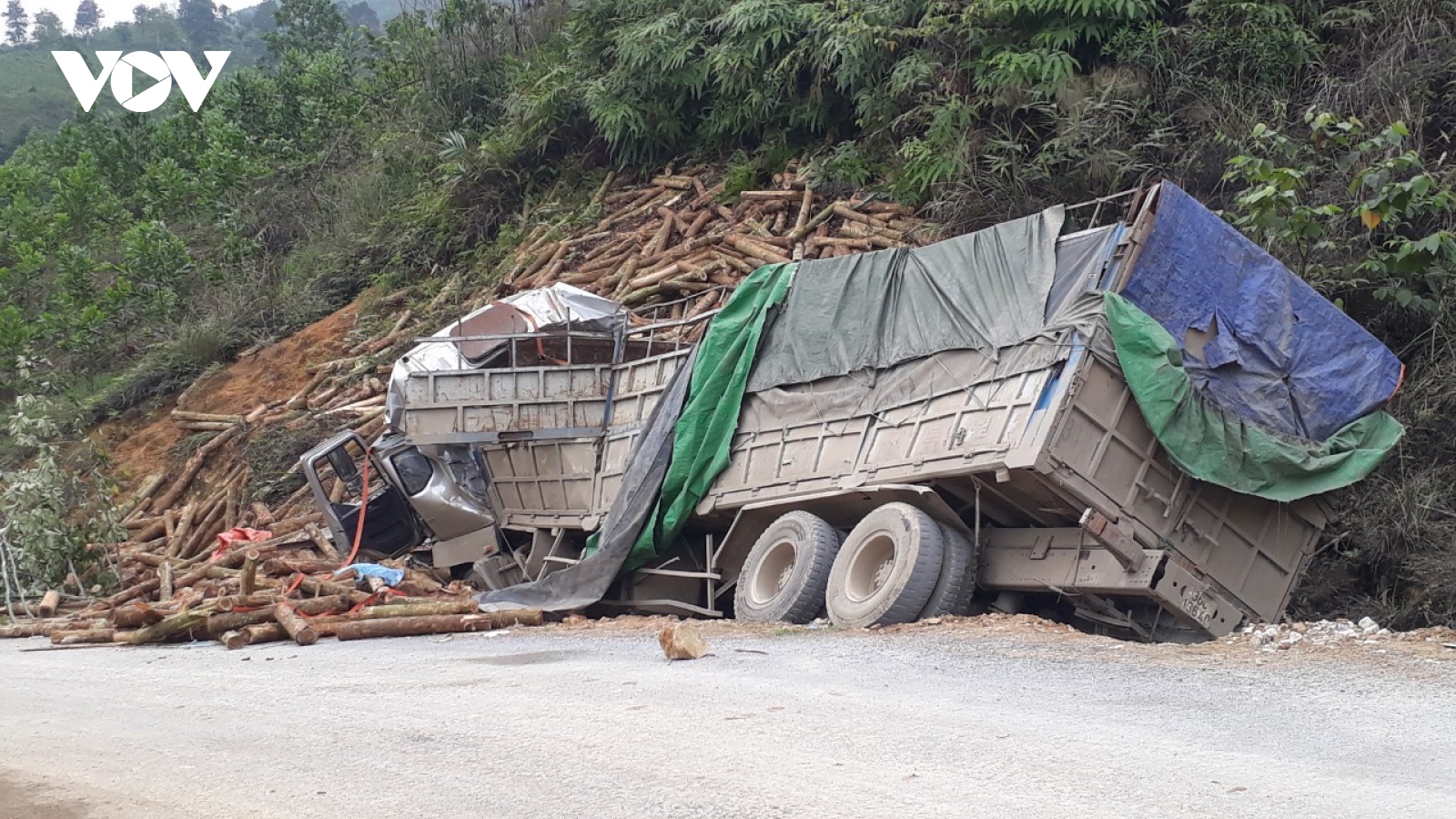 Hiện trường vụ TNGT nghiêm trọng tại Lang Chánh, Thanh Hóa khiến 7 người tử vong