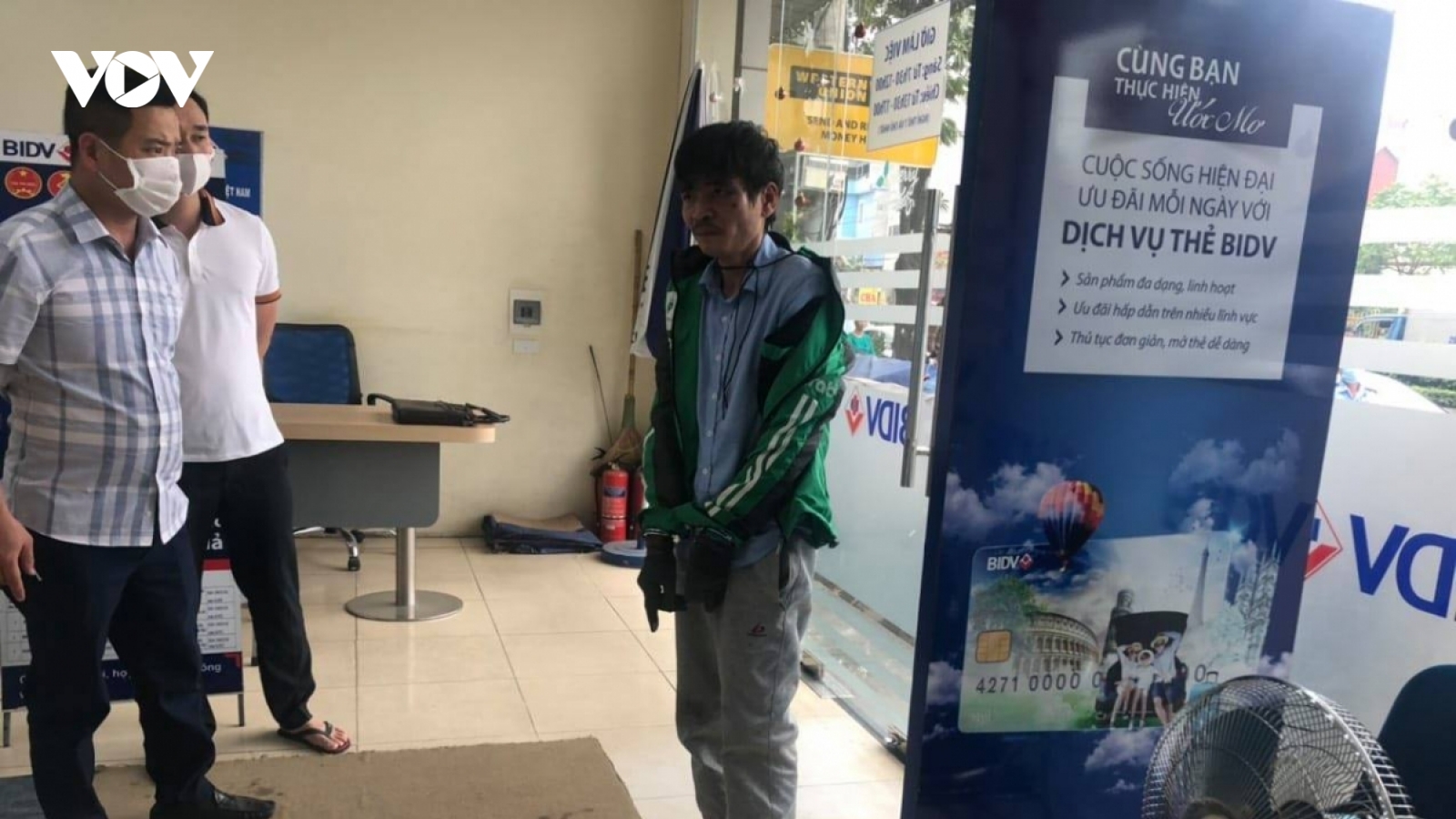 Khởi tố kẻ dùng mìn giả cướp ngân hàng ở Hà Nội
