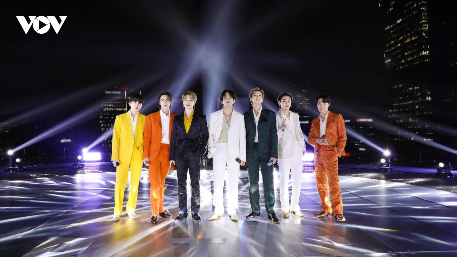 BTS bùng nổ trên sân khấu Grammy 2021 với bản hit "Dynamite"