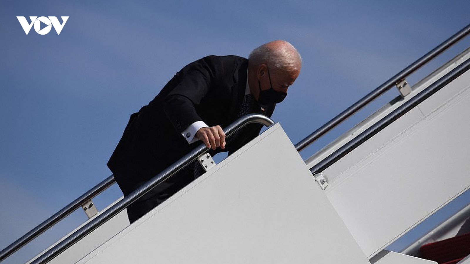 Tổng thống Biden liên tục vấp ngã khi bước lên chuyên cơ Không lực Một