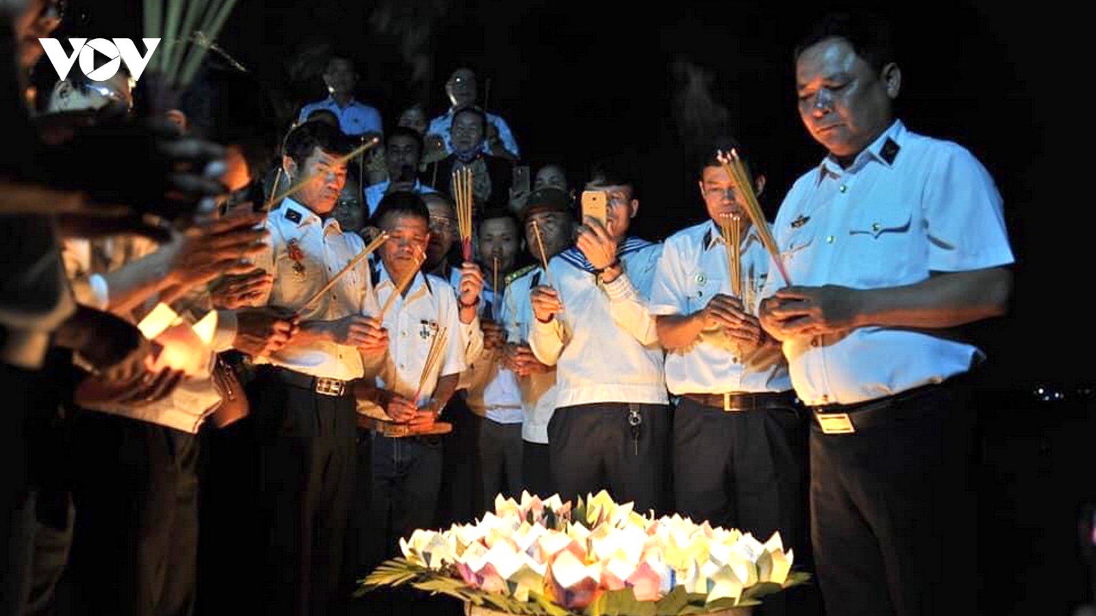 Kết vòng hoa đăng tri ân và tưởng niệm các liệt sĩ Gạc Ma