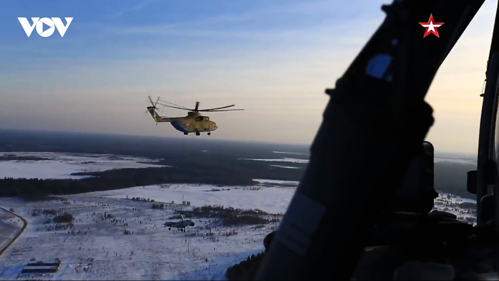 Trực thăng vận tải Mi-26 của Nga vận chuyển tiêm kích Su-27 bằng cáp treo