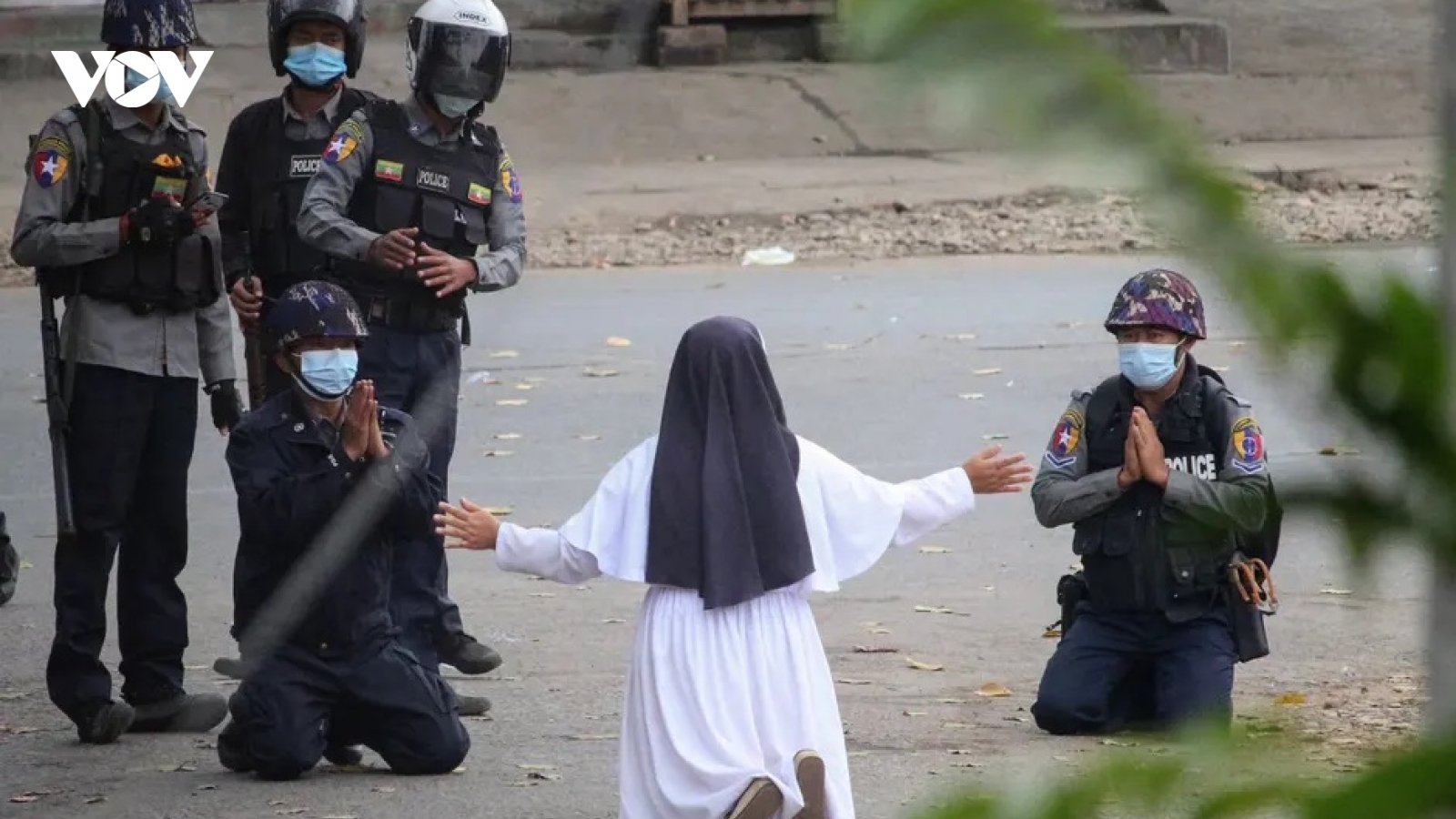 Nữ tu sĩ quỳ gối xin cảnh sát Myanmar không bắn người biểu tình