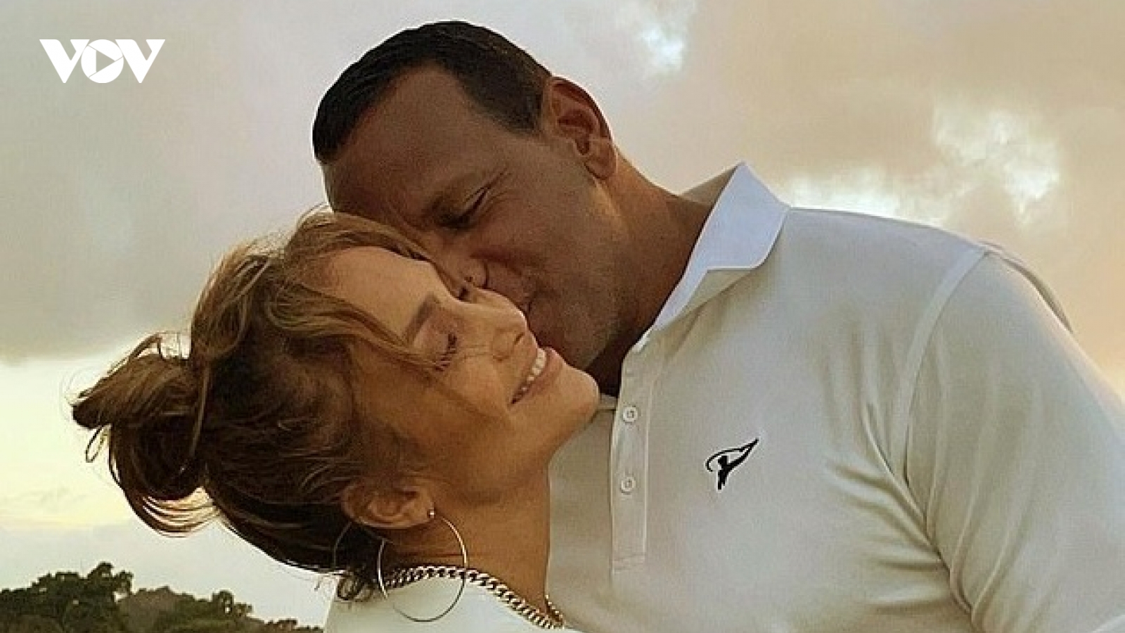 Jennifer Lopez ngọt ngào ôm tình trẻ sau quyết định hủy đám cưới