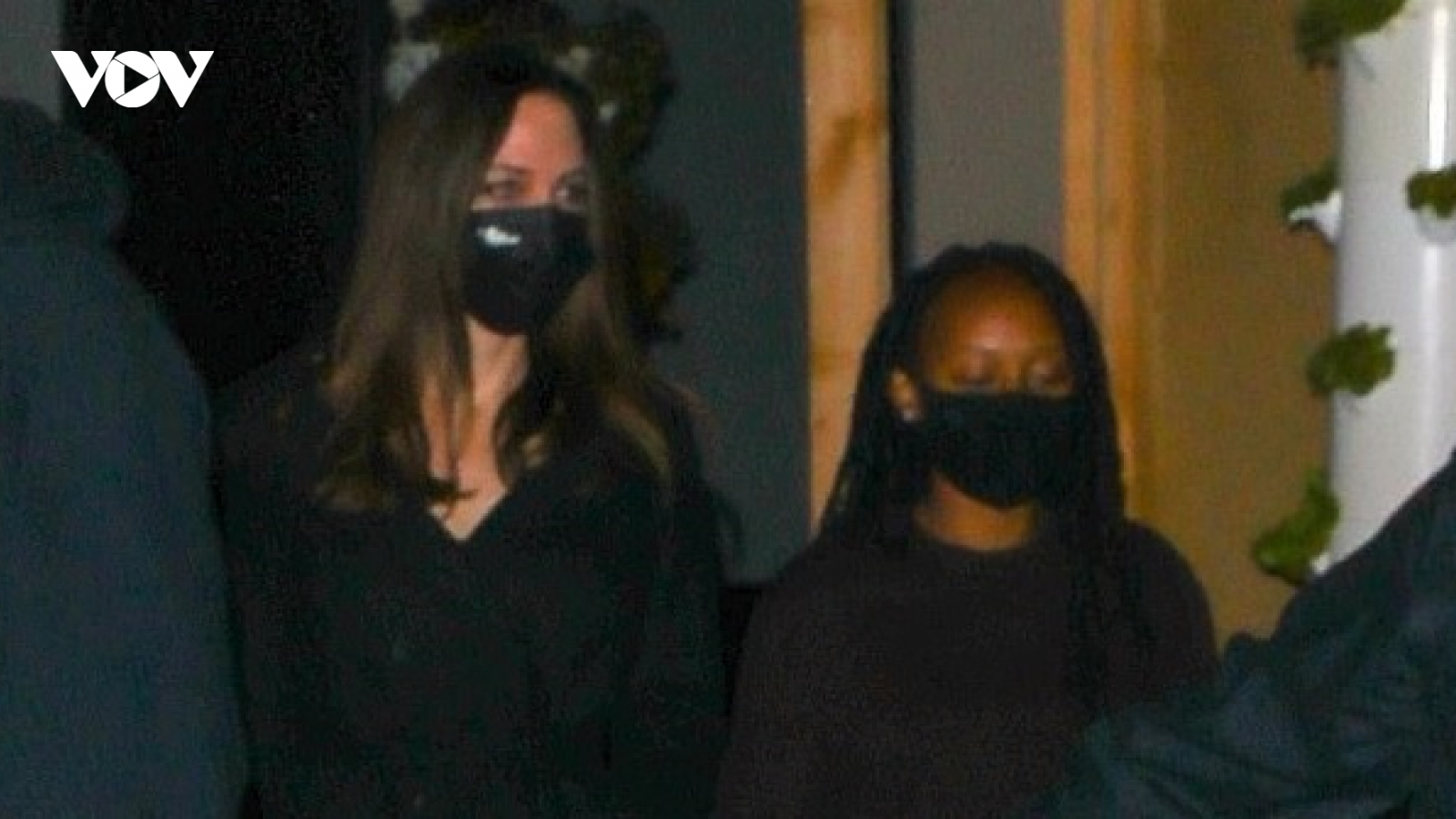Angelina Jolie và con gái cưng được vệ sĩ hộ tống đi ăn tối