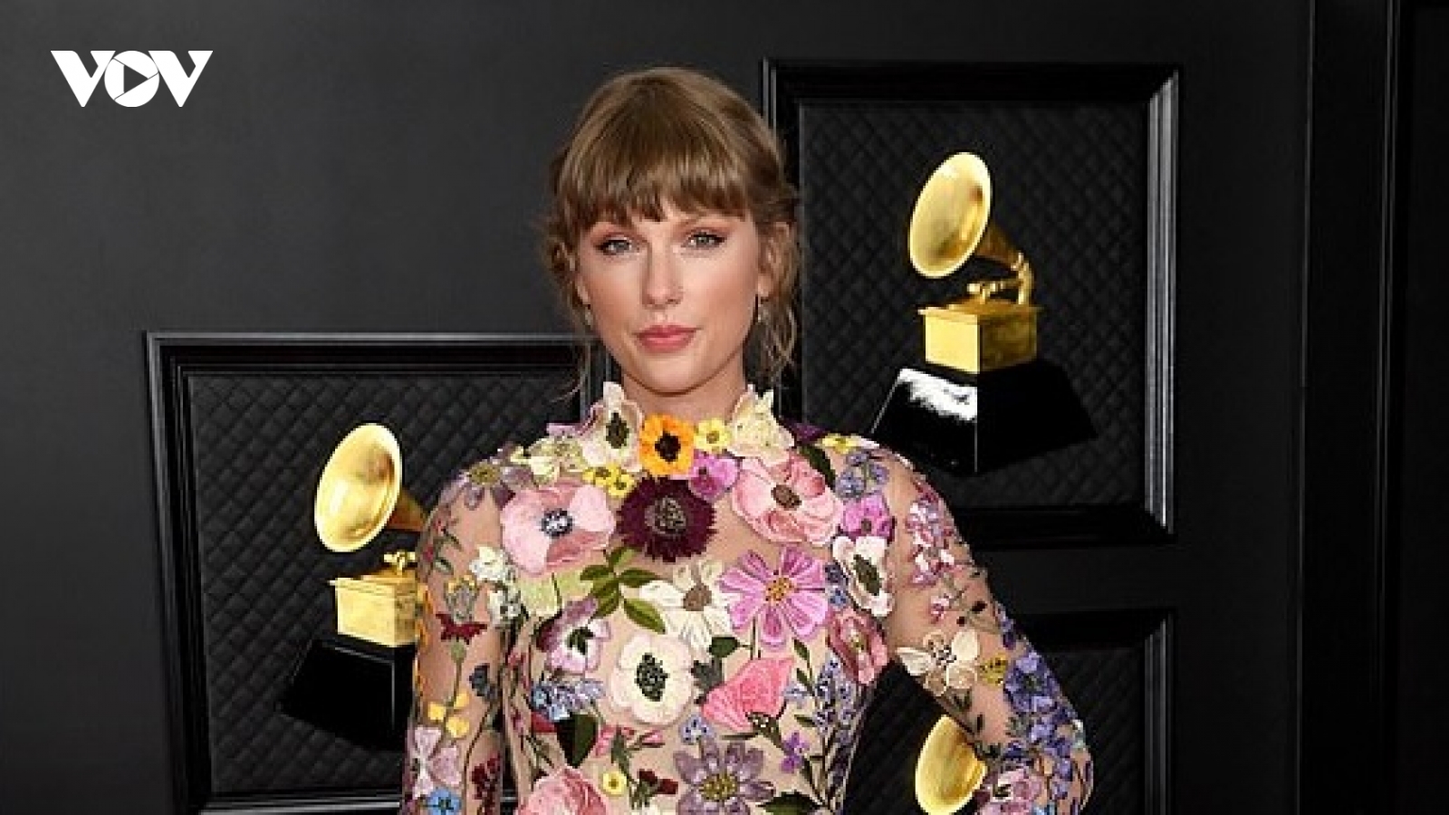Taylor Swift diện đầm hoa xinh đẹp trên thảm đỏ Grammy 2021