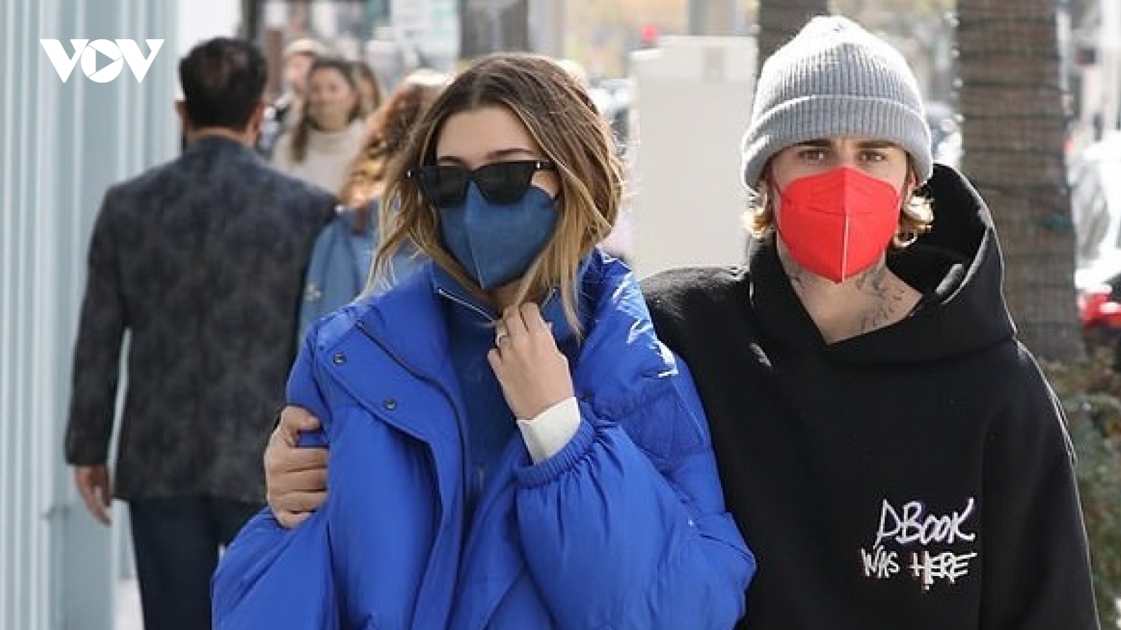 "Lơ" lễ trao giải Grammy, Justin Bieber tình tứ đi chơi cùng bà xã