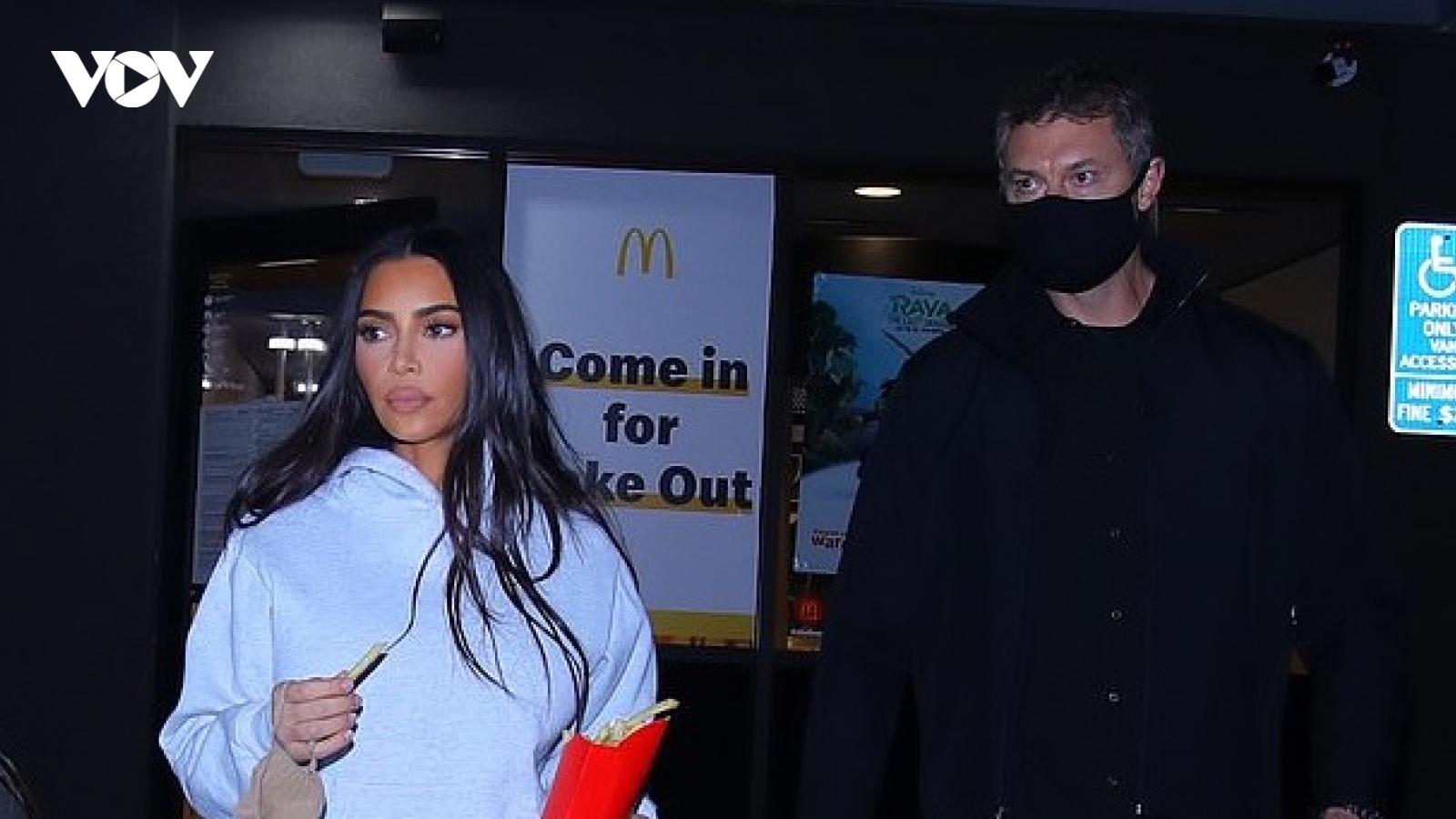 Kim Kardashian trang điểm lạ mắt khi ra phố lúc tối muộn