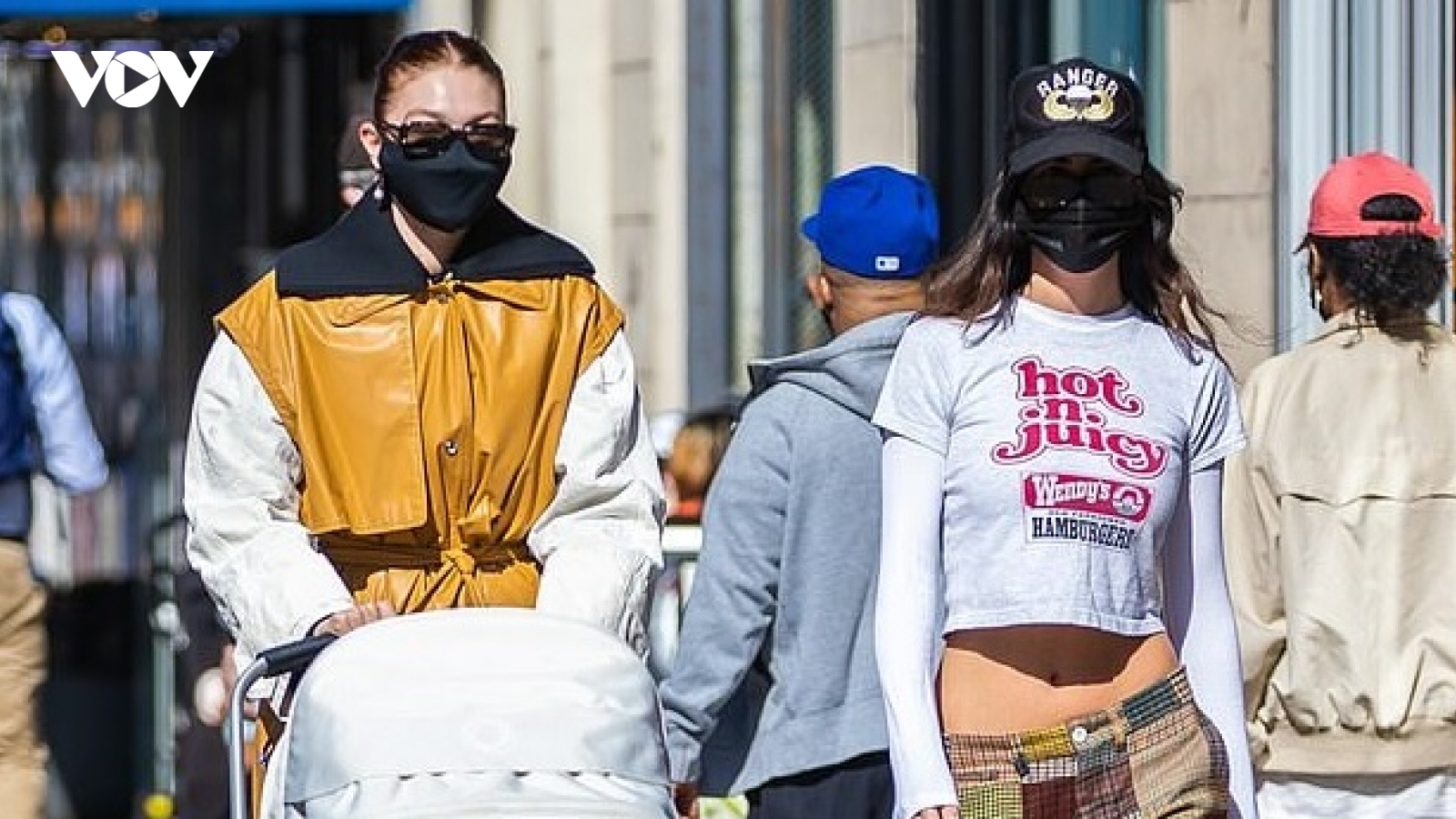 Gigi Hadid thon thả ra phố sau vài tháng sinh con gái đầu lòng